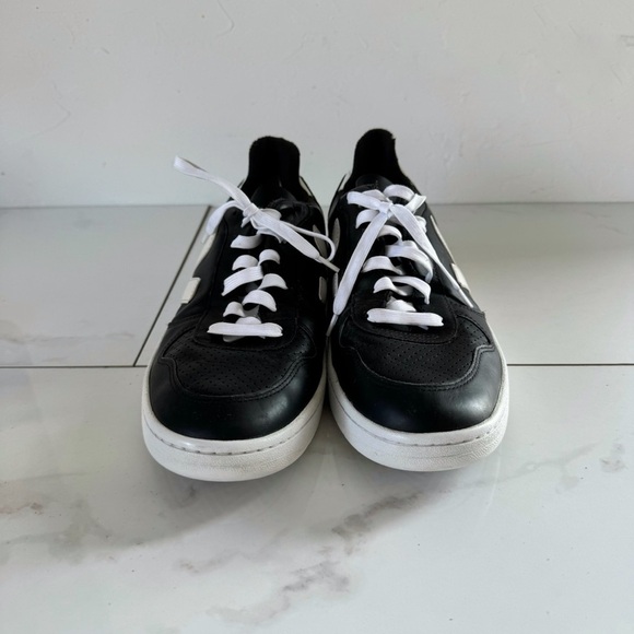 Veja V 10 Sneakers in Black Size 10 - Picture 2 of 8